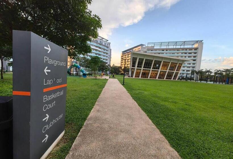 Cozy Oasis, Mountain + Skyline View, Free Pool