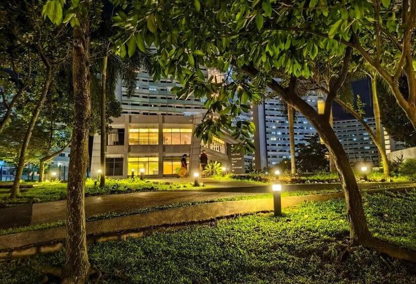 Cozy Oasis, Mountain + Skyline View, Free Pool