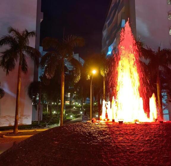 Cozy Oasis, Mountain + Skyline View, Free Pool