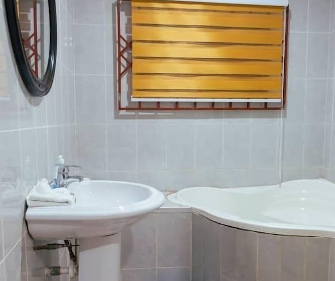 هتل Ampric Guest House And Lounge