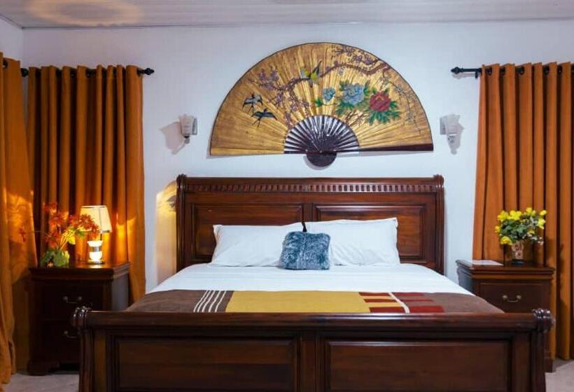 هتل Ampric Guest House And Lounge