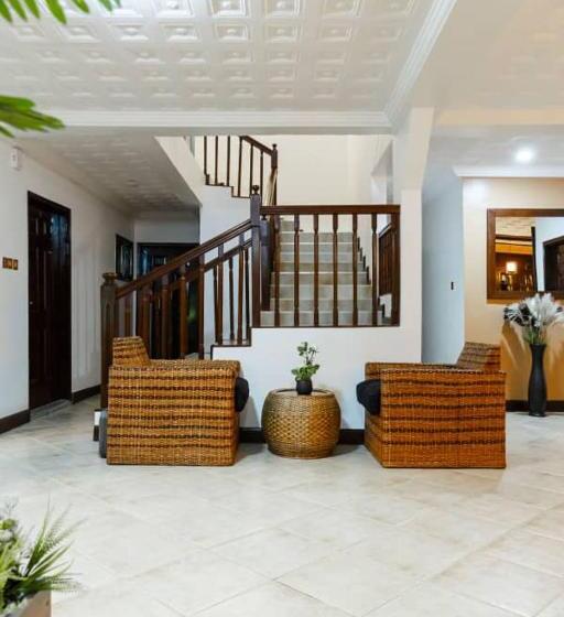 هتل Ampric Guest House And Lounge