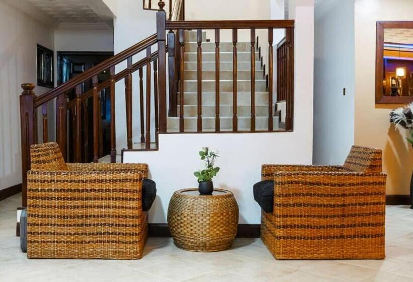 هتل Ampric Guest House And Lounge