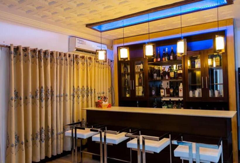 هتل Ampric Guest House And Lounge