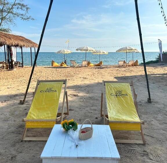 בית מלון כפרי Creamii Cafe Beach Rayong