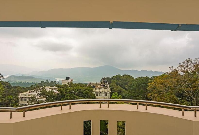 Itsy Hotels Classiyo Munnar Crown Resorts With Balcony