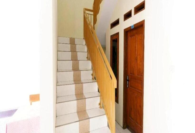 Отель Oyo 93249 Wisma Jasmine Syariah