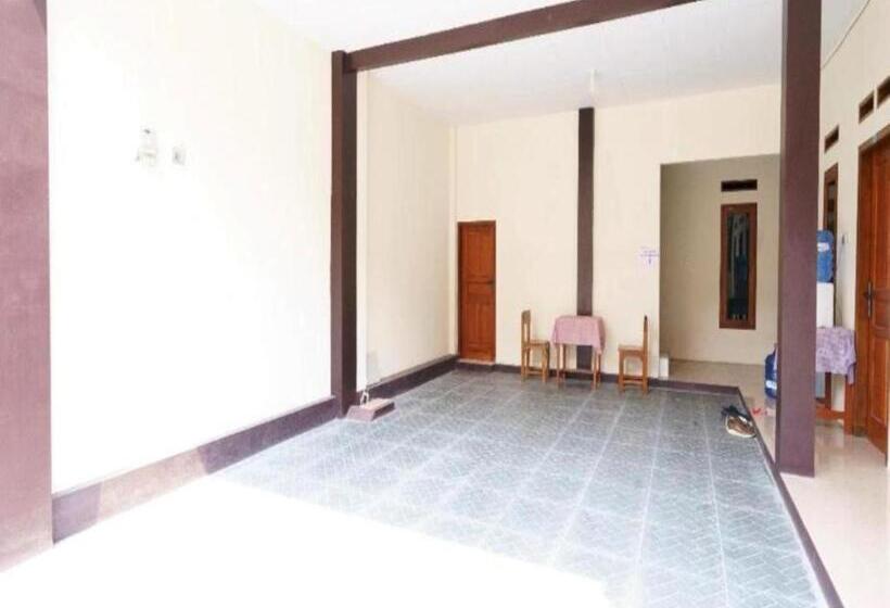 Отель Oyo 93249 Wisma Jasmine Syariah