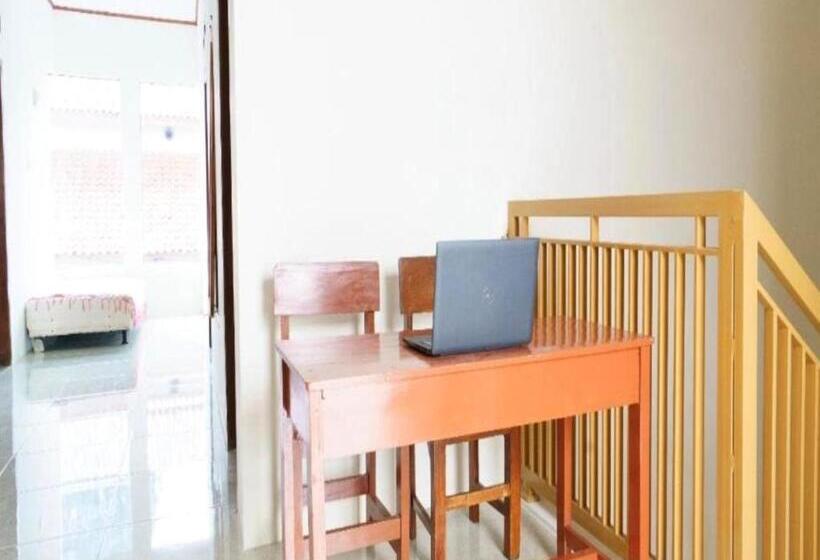 Отель Oyo 93249 Wisma Jasmine Syariah