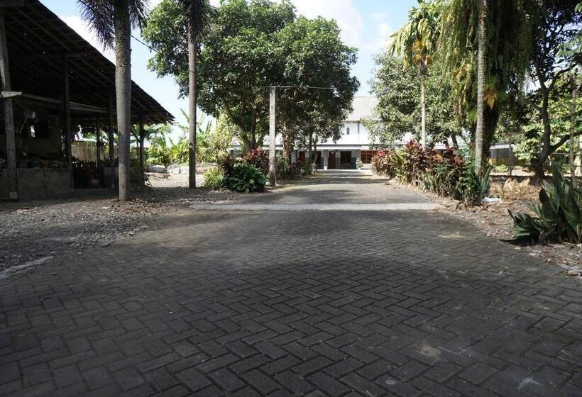 בית מלון כפרי Oyo 93277 Villa Kemiloko Syariah