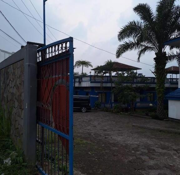 Отель Oyo 93280 Villa Efita