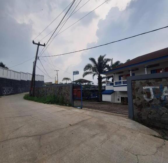 Отель Oyo 93280 Villa Efita