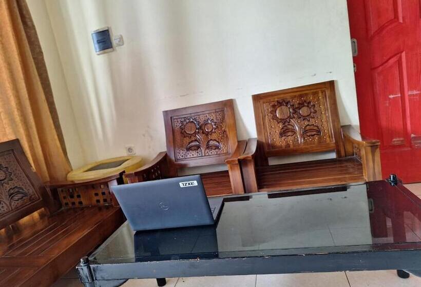 Отель Oyo 93280 Villa Efita