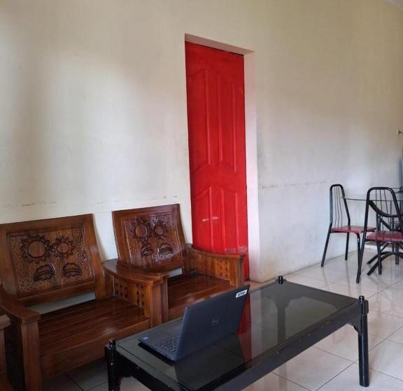 Отель Oyo 93280 Villa Efita