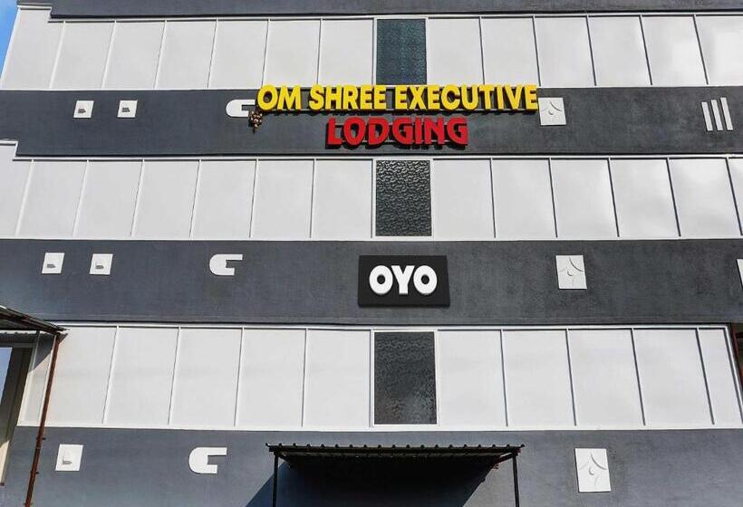 בית מלון כפרי Oyo Om Shree Executive Lodging