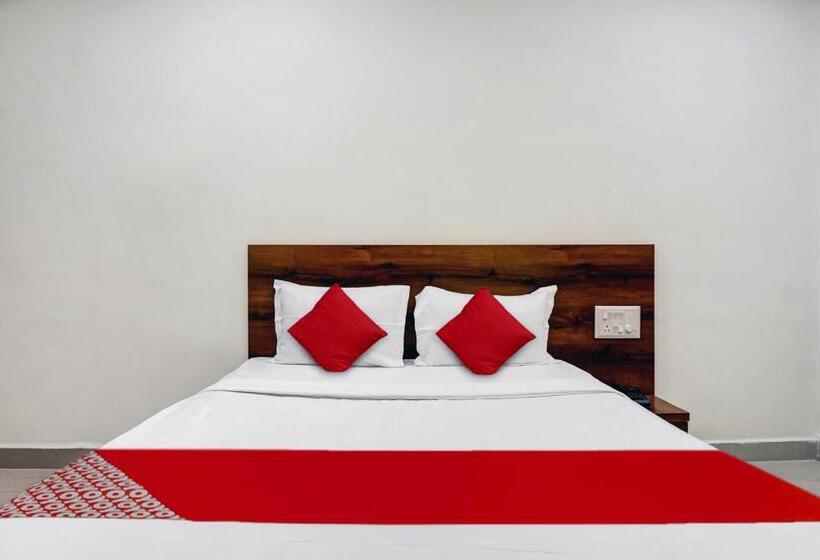 בית מלון כפרי Oyo Om Shree Executive Lodging