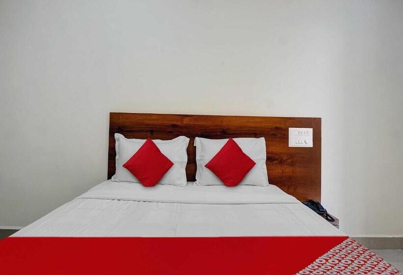 בית מלון כפרי Oyo Om Shree Executive Lodging