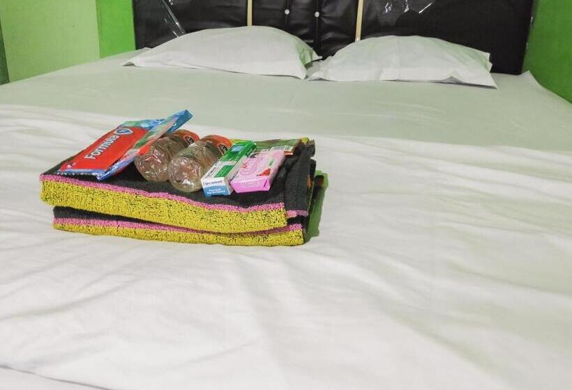 Отель Reddoorz Near Pelabuhan Ajibata Parapat