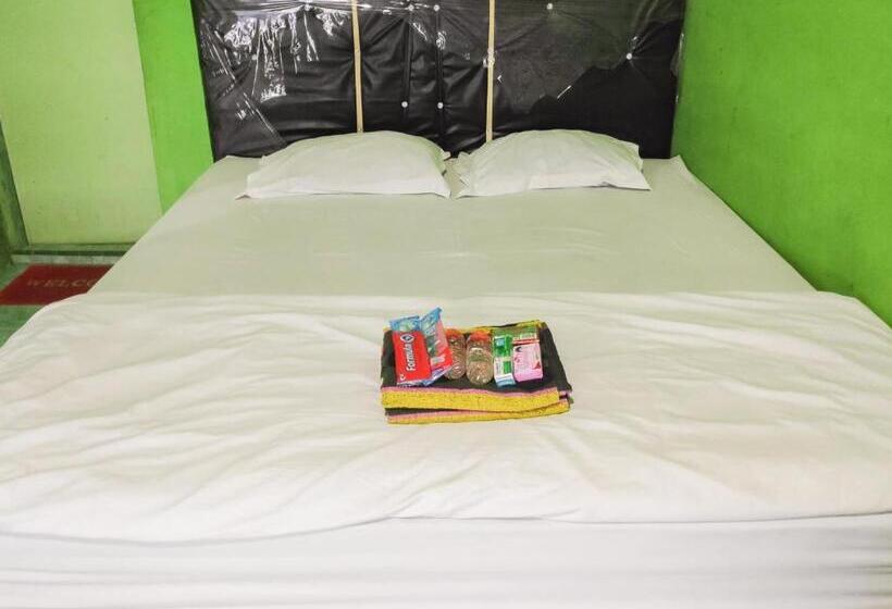 Отель Reddoorz Near Pelabuhan Ajibata Parapat