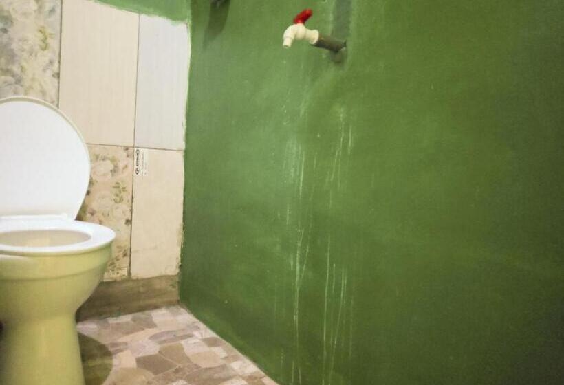 Отель Reddoorz Near Pelabuhan Ajibata Parapat