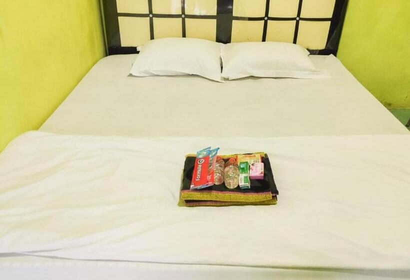 Отель Reddoorz Near Pelabuhan Ajibata Parapat