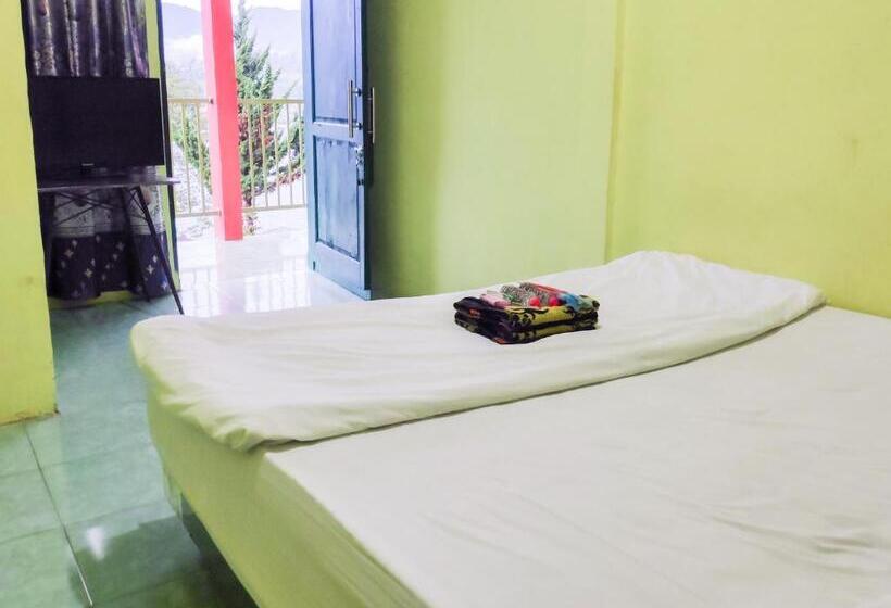 Отель Reddoorz Near Pelabuhan Ajibata Parapat