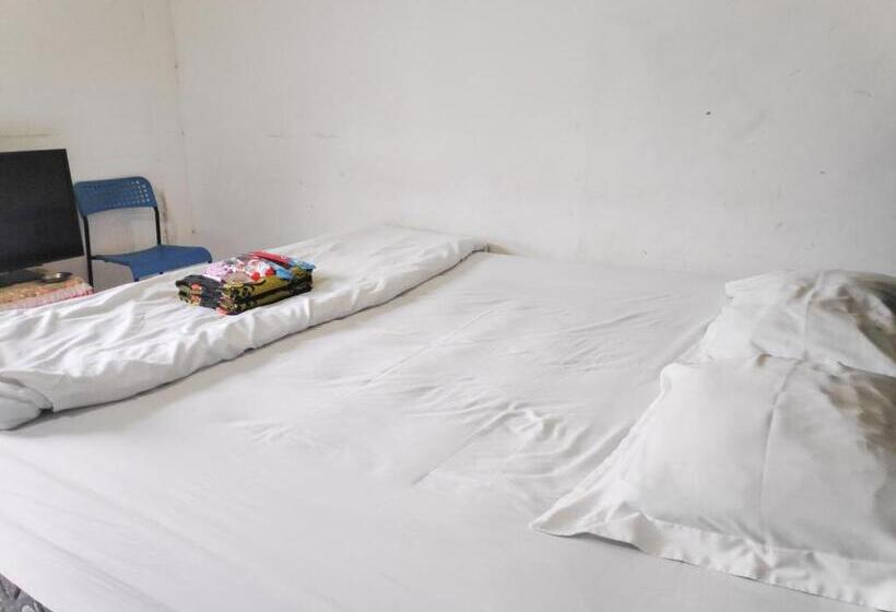 Отель Reddoorz Near Pelabuhan Ajibata Parapat