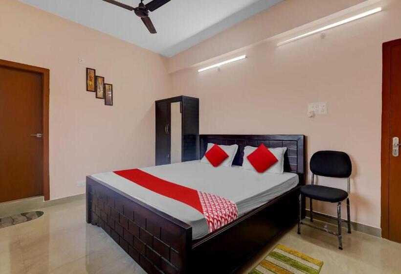 ホテル Super Oyo Flagship Moyong Homestay