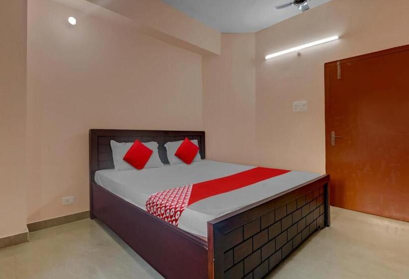 ホテル Super Oyo Flagship Moyong Homestay