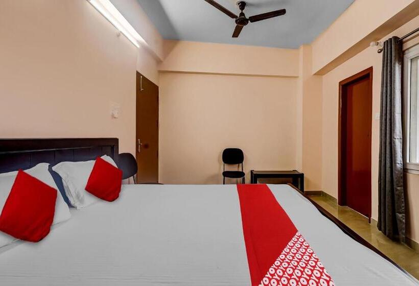 ホテル Super Oyo Flagship Moyong Homestay