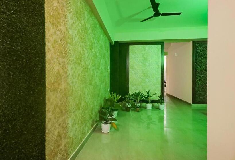 ホテル Super Oyo Flagship Moyong Homestay