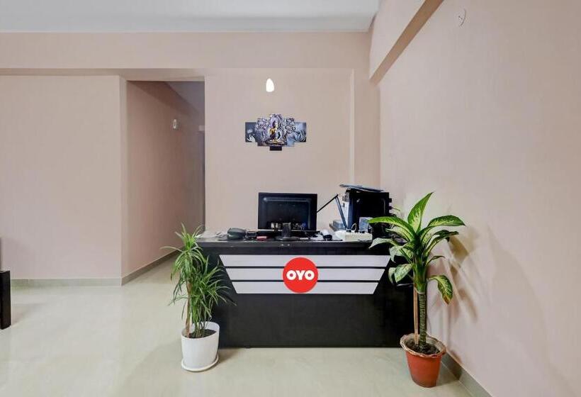 ホテル Super Oyo Flagship Moyong Homestay