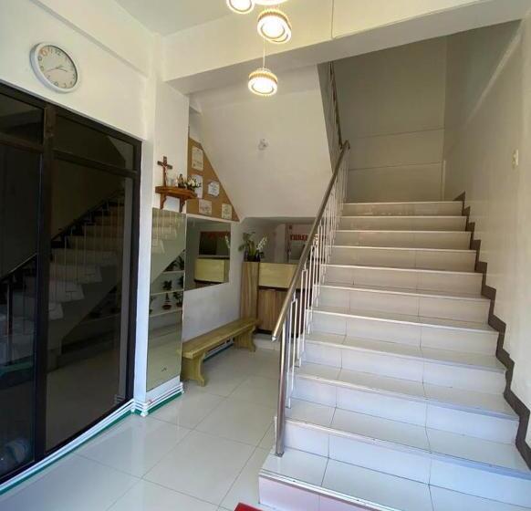 בית מלון כפרי Three U S Pension House