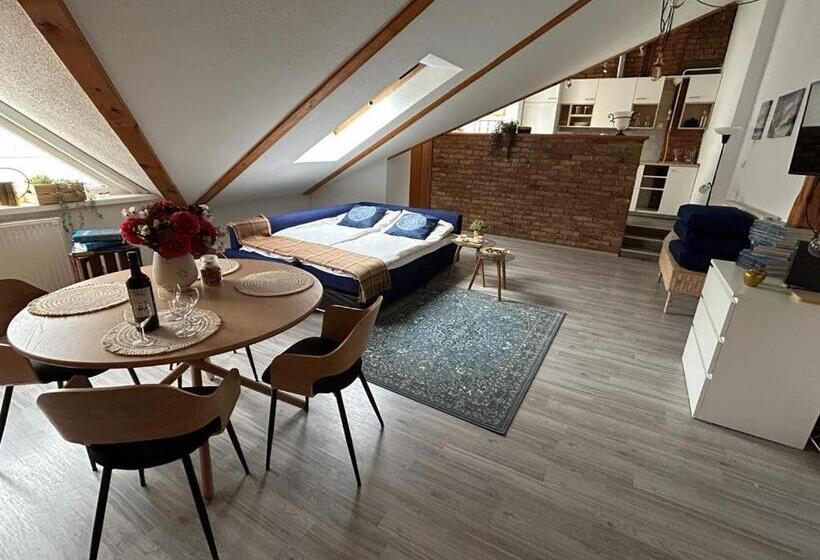 پانسیون Acme Apartments