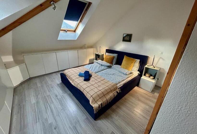 پانسیون Acme Apartments