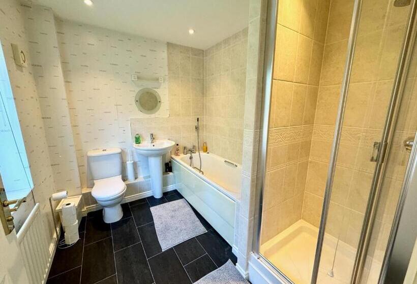 פנסיון Basingstoke Guesthouse