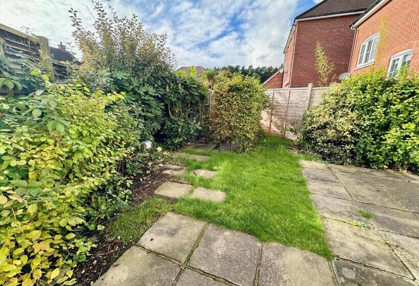 פנסיון Basingstoke Guesthouse