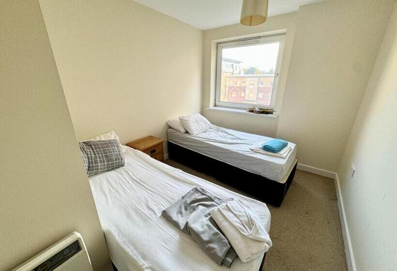 פנסיון Basingstoke Guesthouse