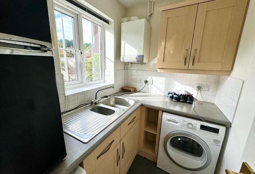 פנסיון Basingstoke Guesthouse