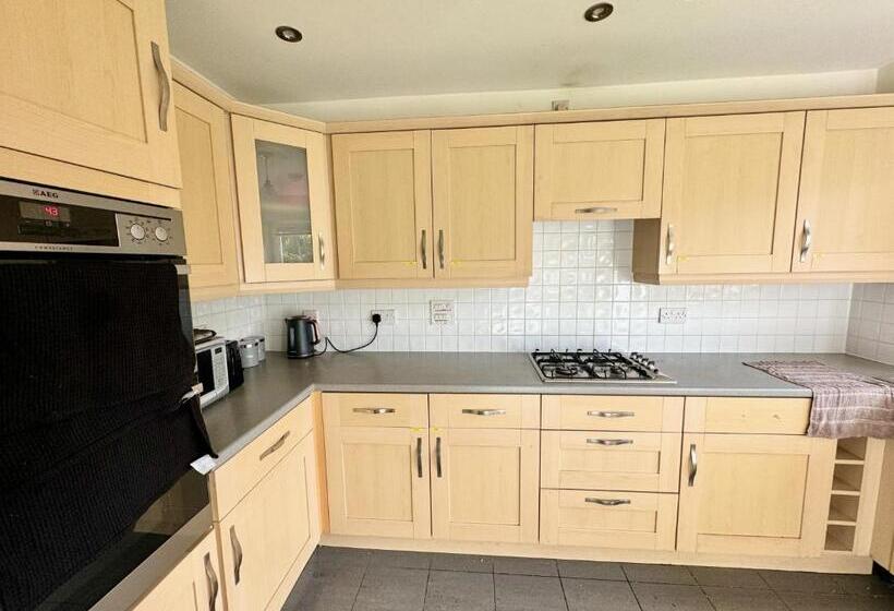 פנסיון Basingstoke Guesthouse