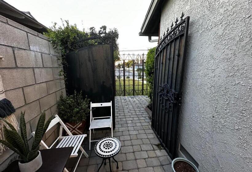 펜션 Guesthouse: Jacuzzi,patio & Entry