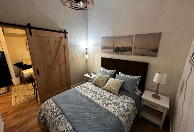 펜션 Guesthouse: Jacuzzi,patio & Entry