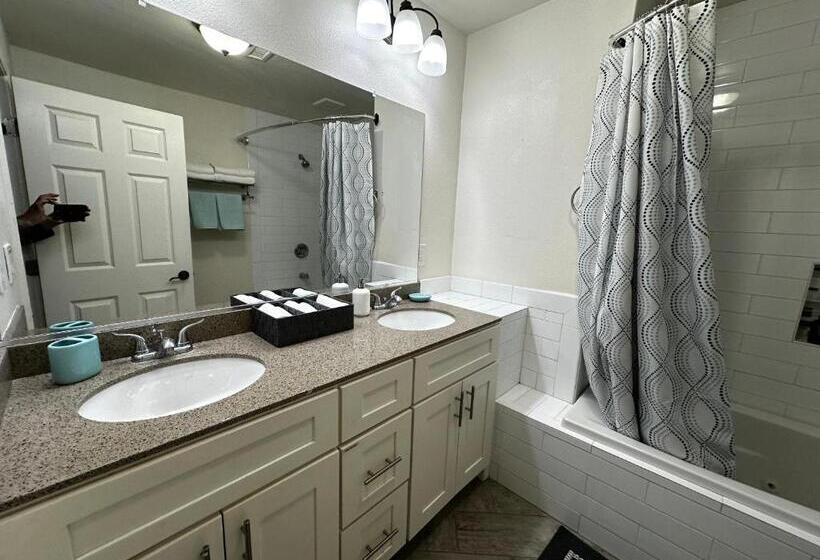 펜션 Guesthouse: Jacuzzi,patio & Entry