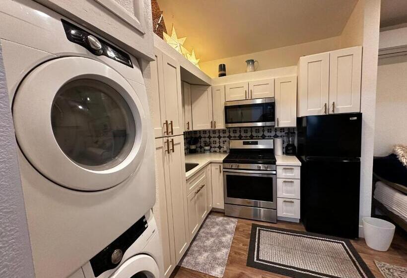 펜션 Guesthouse: Jacuzzi,patio & Entry