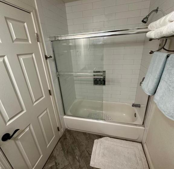 펜션 Guesthouse: Jacuzzi,patio & Entry