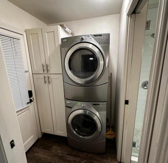 펜션 Guesthouse: Jacuzzi,patio & Entry