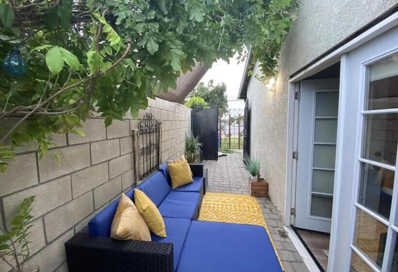 펜션 Guesthouse: Jacuzzi,patio & Entry