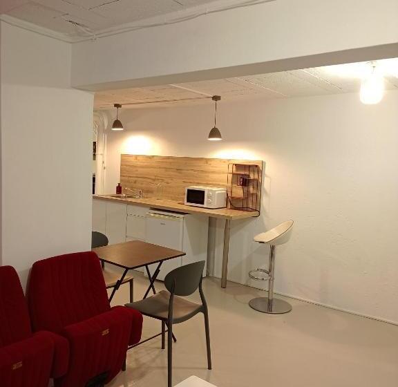 פנסיון Logement Indépendant Avec Parking Privé Et Terrasse, Au Calme