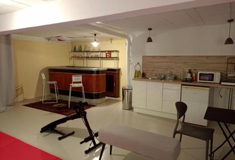 פנסיון Logement Indépendant Avec Parking Privé Et Terrasse, Au Calme