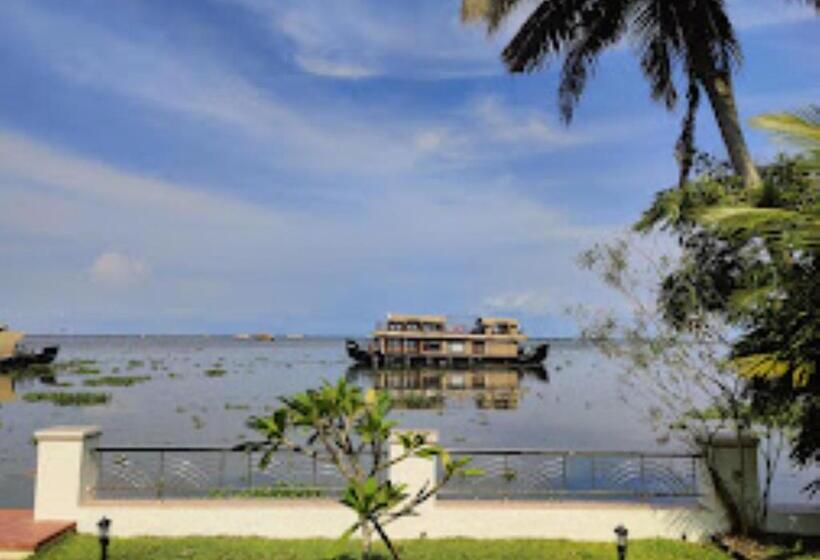 אתר נופש Canoe Ville Kerala